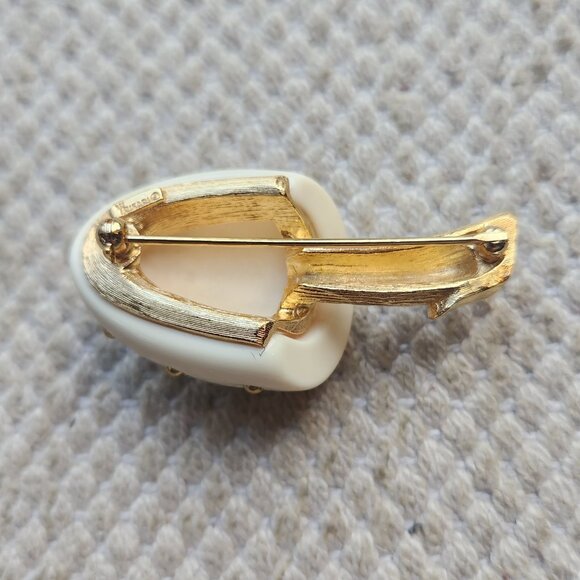 Crown Trifari Gold Tone White Lucite Mushroom Brooch Pin and Earrings Set Signed - Picture 4 of 7